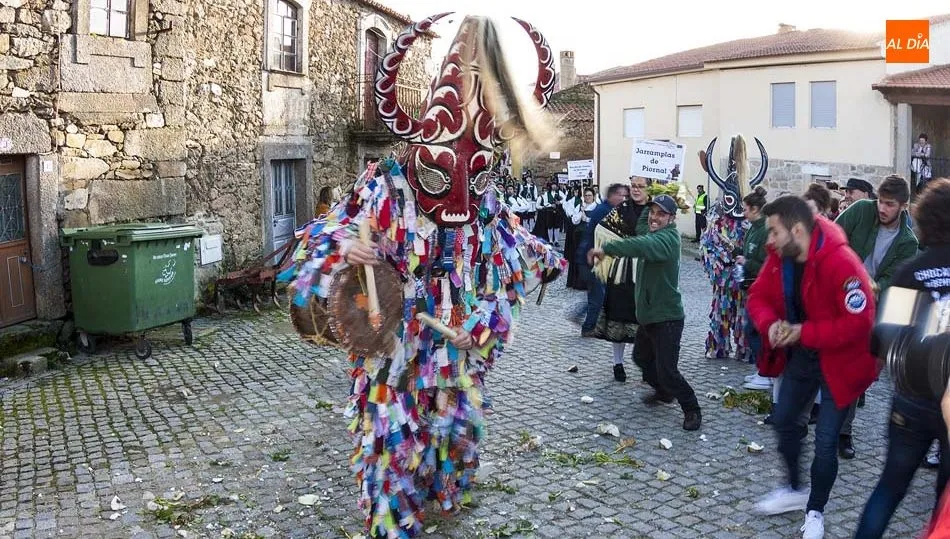 Uno de los momentos singulares del desfile fue el lanzamiento de nabos por parte del público a los seres malignos para ahuyentarlos / REP. GRÁFICO: ANDRÉS DE LA PUENTE