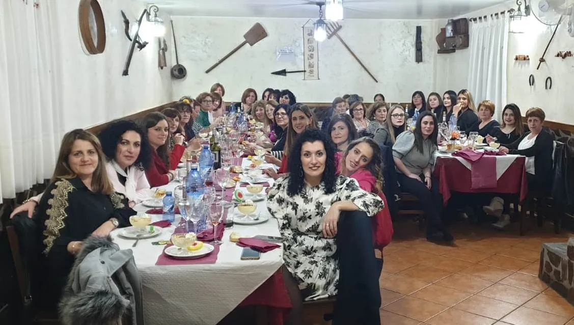 Más de 40 mujeres se van de cena en Villasrubias con motivo de las Águedas  