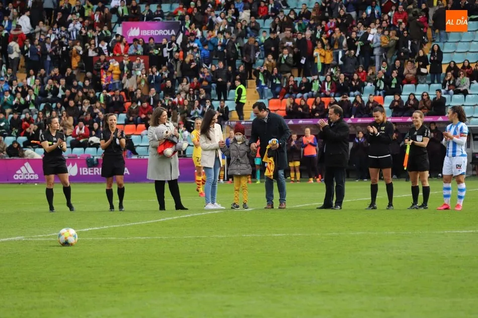 Foto 4 - Mar&iacute;a, la ni&ntilde;a del Calvarrasa de Abajo, realiza el saque de honor de la final de la Supercopa  