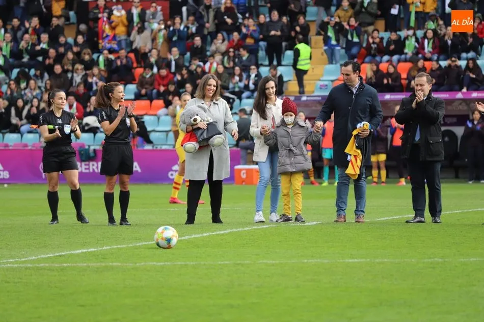 María, durante el saque de honor / Lydia González