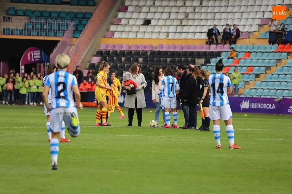 Foto 2 - Mar&iacute;a, la ni&ntilde;a del Calvarrasa de Abajo, realiza el saque de honor de la final de la Supercopa  