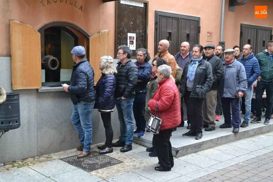 Foto 9 - Nuevo r&eacute;cord para asegurarse entrar a ver a la Rondalla: 4 horas y media haciendo cola  