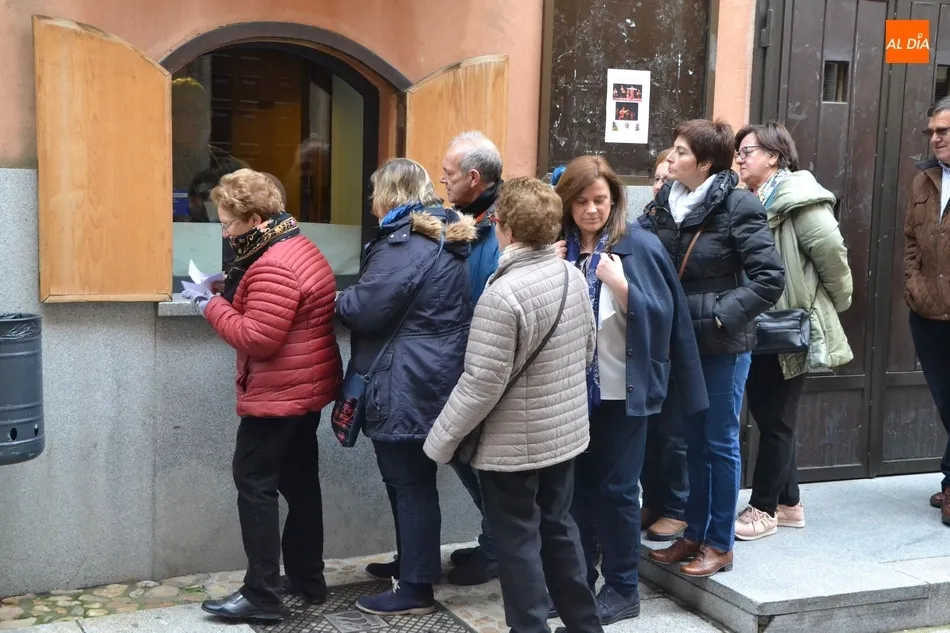 Foto 4 - Nuevo r&eacute;cord para asegurarse entrar a ver a la Rondalla: 4 horas y media haciendo cola  