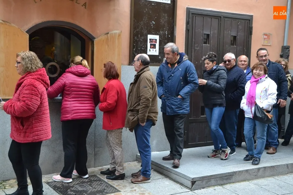 Foto 5 - Nuevo r&eacute;cord para asegurarse entrar a ver a la Rondalla: 4 horas y media haciendo cola  