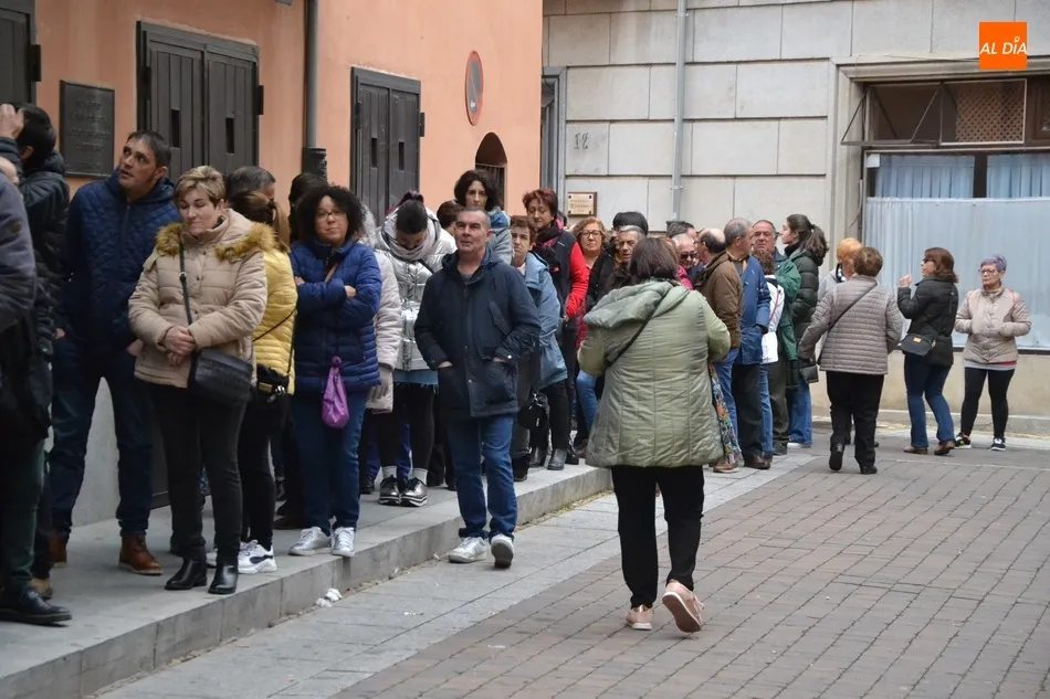 Foto 6 - Nuevo r&eacute;cord para asegurarse entrar a ver a la Rondalla: 4 horas y media haciendo cola  