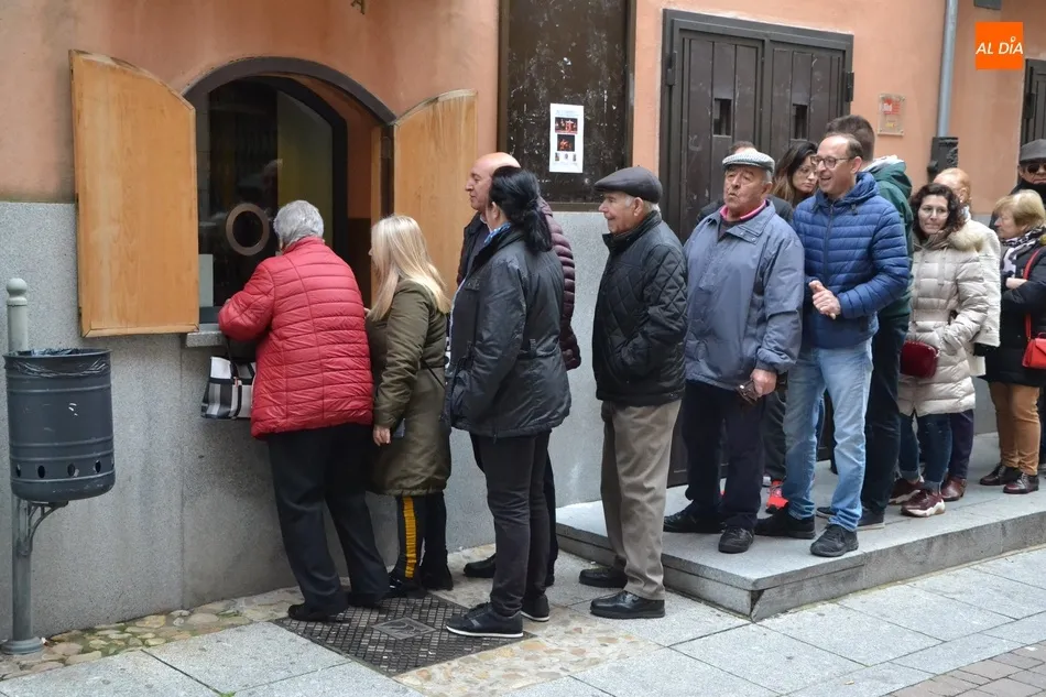 Foto 8 - Nuevo r&eacute;cord para asegurarse entrar a ver a la Rondalla: 4 horas y media haciendo cola  