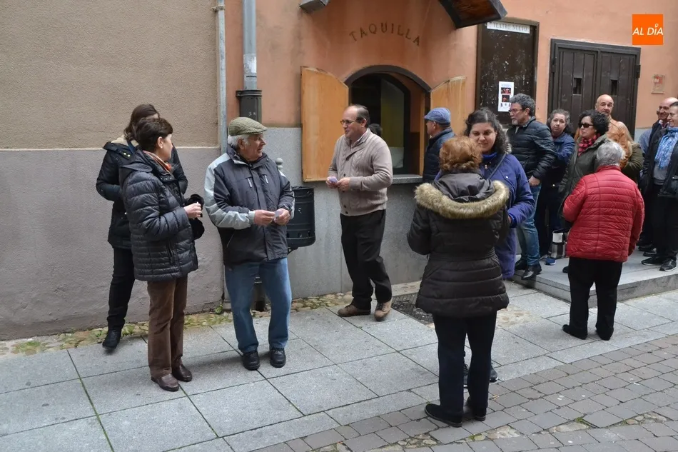Foto 10 - Nuevo r&eacute;cord para asegurarse entrar a ver a la Rondalla: 4 horas y media haciendo cola  