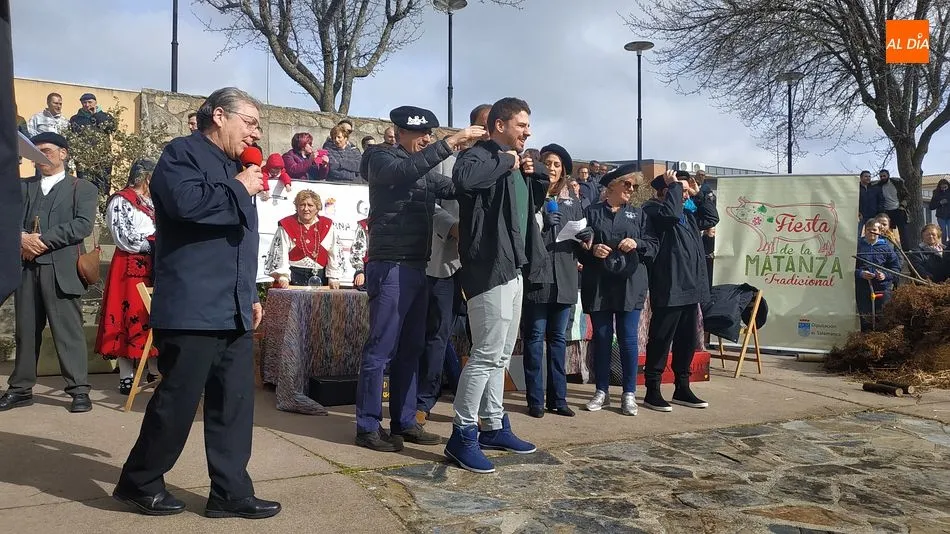 Foto 5 - Jos&eacute; Manuel Parada anima una gastron&oacute;mica matanza en Guijuelo