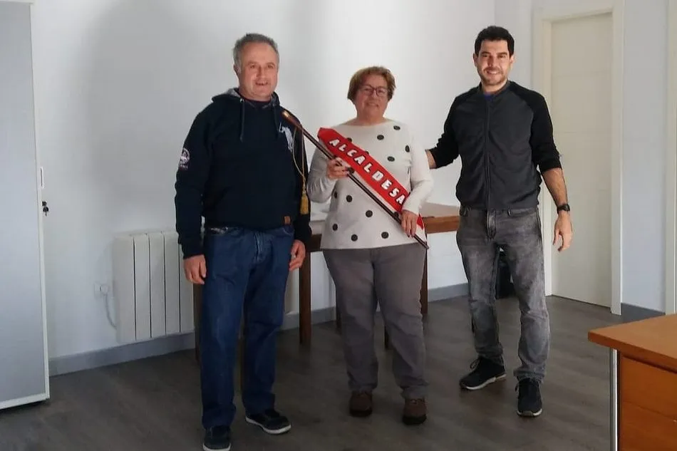 Foto 5 - El alcalde de Sard&oacute;n de los Frailes entrega el bast&oacute;n a la primera aguedesa elegida por votaci&oacute;n ...