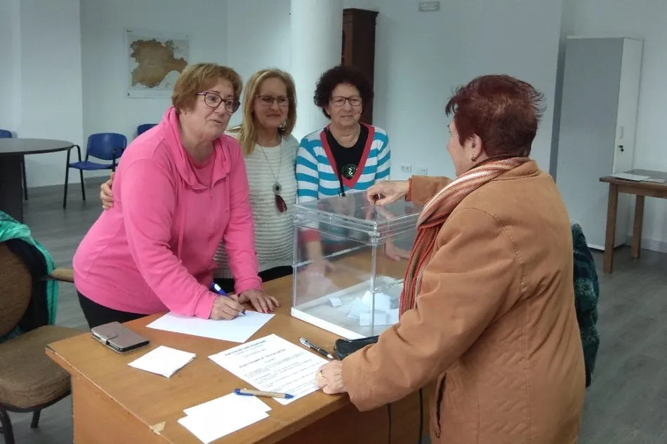 Foto 4 - El alcalde de Sard&oacute;n de los Frailes entrega el bast&oacute;n a la primera aguedesa elegida por votaci&oacute;n ...