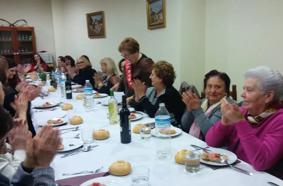 Foto 3 - El alcalde de Sard&oacute;n de los Frailes entrega el bast&oacute;n a la primera aguedesa elegida por votaci&oacute;n ...