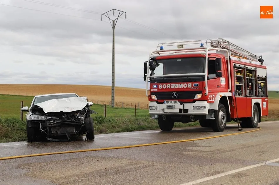 Foto 11 - Violento accidente con dos heridos graves a la altura del Parque de Valcuevo
