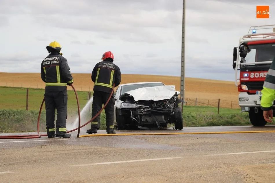 Foto 4 - Violento accidente con dos heridos graves a la altura del Parque de Valcuevo