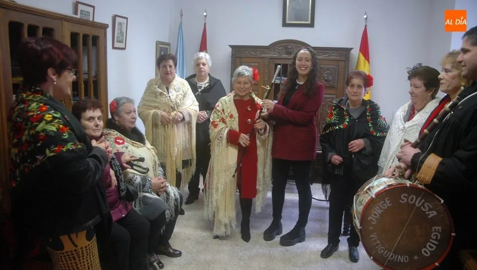 La alcaldesa de Yecla de Yeltes, Lara Fraile, entrregaba el bastón municipal a Vicenta Huertos