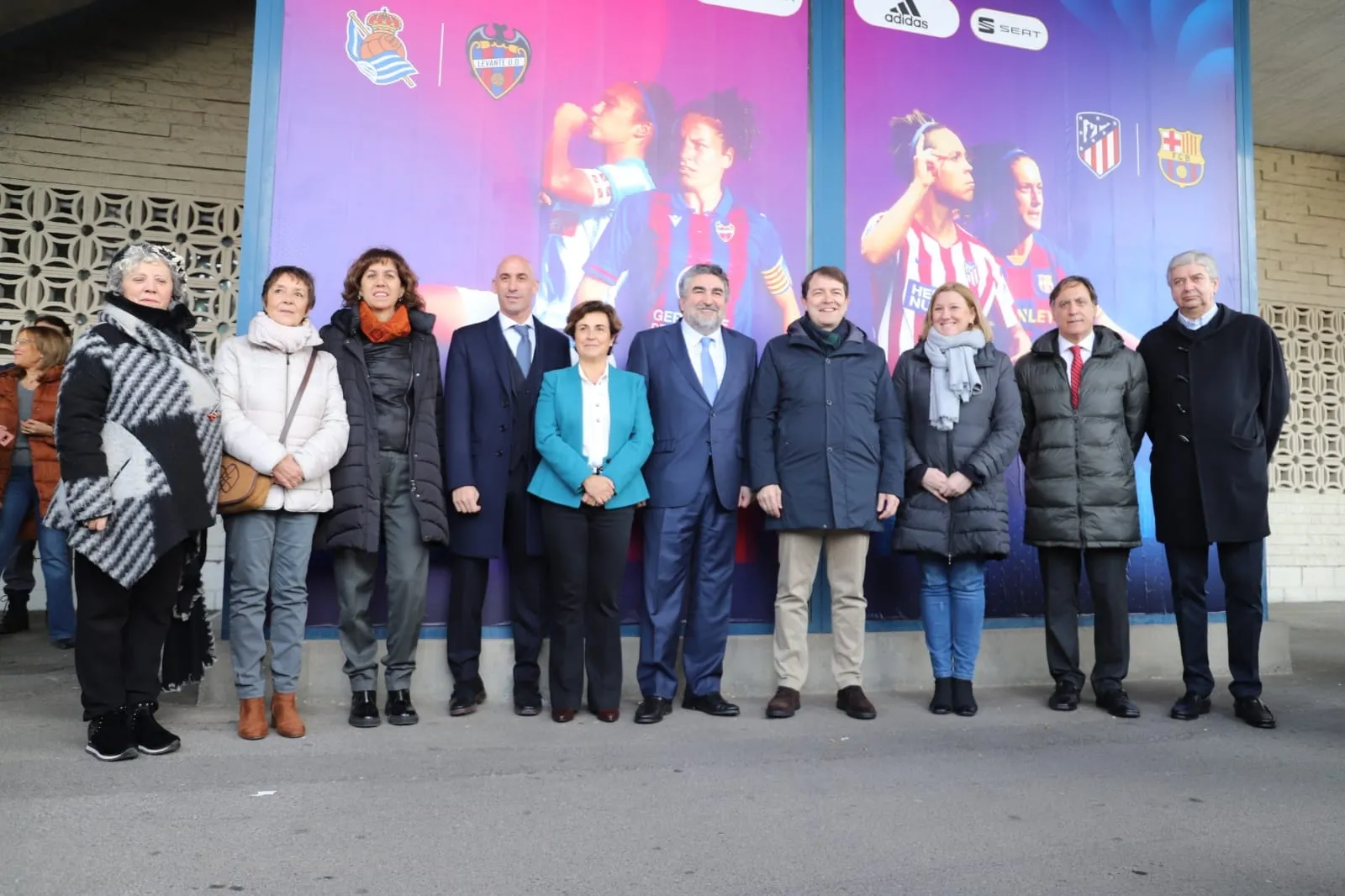 Varias personalidades, a la puerta del palco / Lydia González