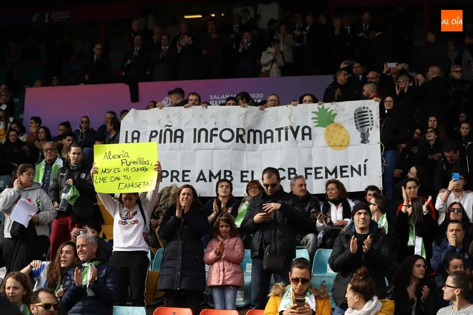 Foto 11 - El Helm&aacute;ntico muestra su pasi&oacute;n por el f&uacute;tbol femenino y casi 10.000 espectadores presencian la...