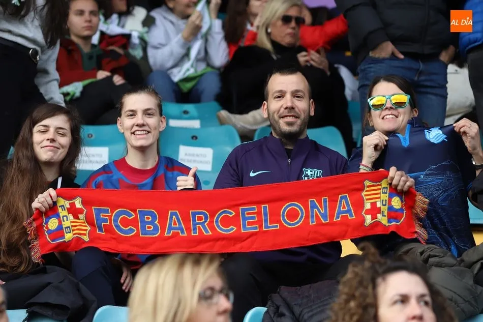 Foto 10 - El Helm&aacute;ntico muestra su pasi&oacute;n por el f&uacute;tbol femenino y casi 10.000 espectadores presencian la...