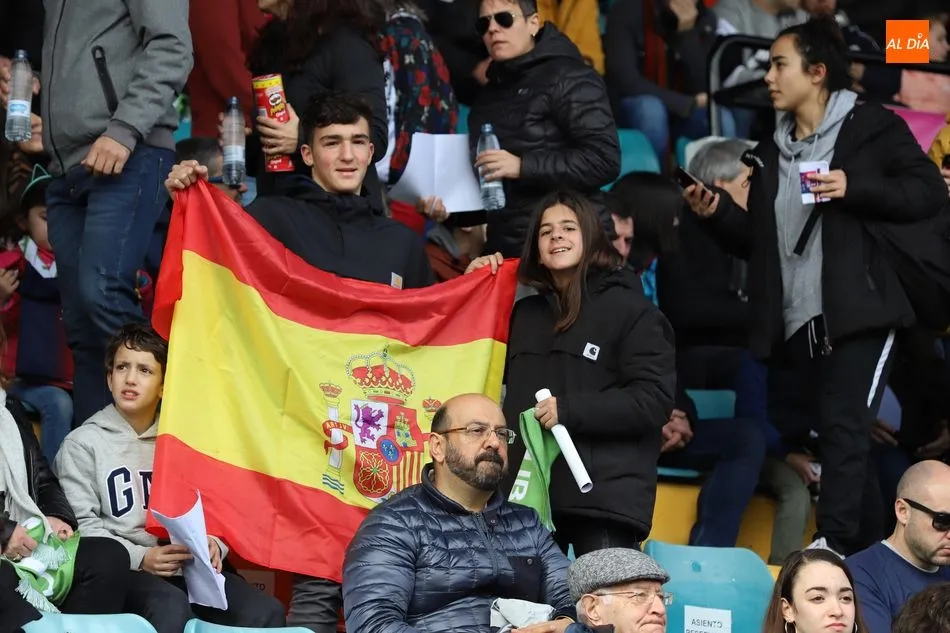 Foto 8 - El Helm&aacute;ntico muestra su pasi&oacute;n por el f&uacute;tbol femenino y casi 10.000 espectadores presencian la...