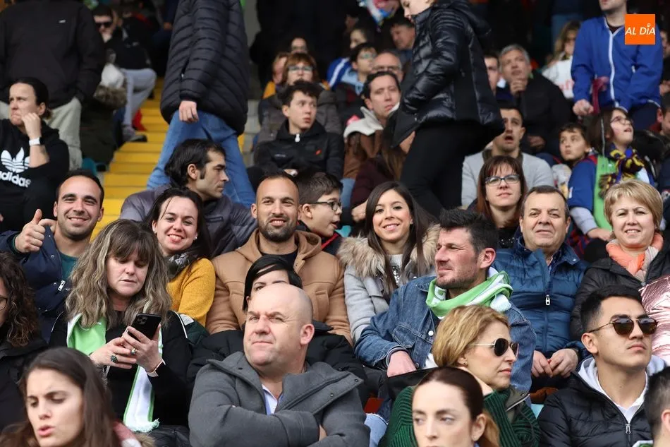 Foto 7 - El Helm&aacute;ntico muestra su pasi&oacute;n por el f&uacute;tbol femenino y casi 10.000 espectadores presencian la...