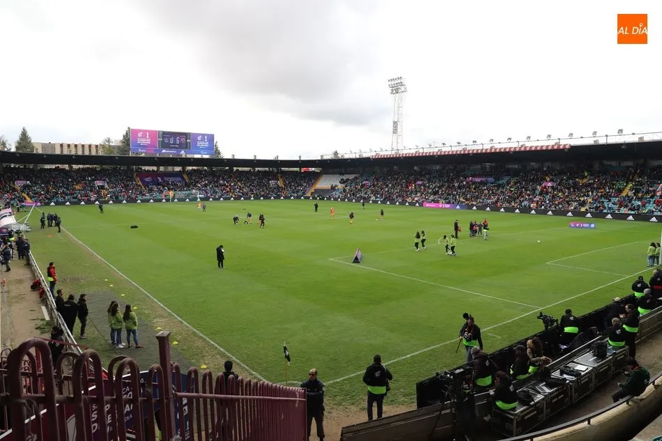 Foto 6 - El Helm&aacute;ntico muestra su pasi&oacute;n por el f&uacute;tbol femenino y casi 10.000 espectadores presencian la...