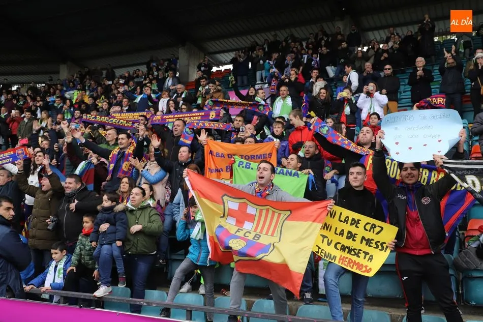 Foto 4 - El Helm&aacute;ntico muestra su pasi&oacute;n por el f&uacute;tbol femenino y casi 10.000 espectadores presencian la...
