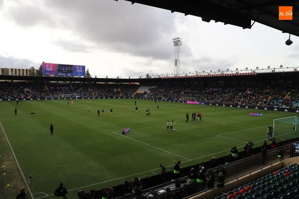 Foto 3 - El Helm&aacute;ntico muestra su pasi&oacute;n por el f&uacute;tbol femenino y casi 10.000 espectadores presencian la...