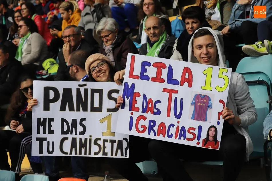 Foto 2 - El Helm&aacute;ntico muestra su pasi&oacute;n por el f&uacute;tbol femenino y casi 10.000 espectadores presencian la...