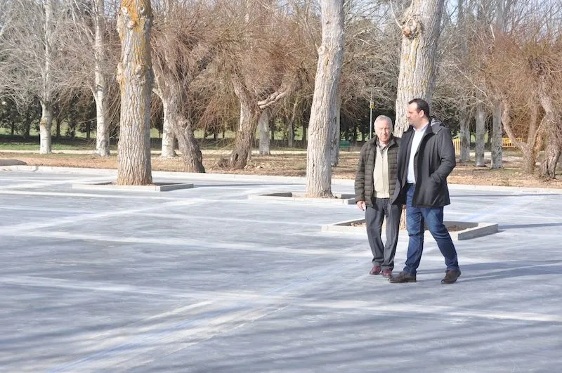 El alcalde de Santa Marta, David Mingo, en su visita al aparcamiento arreglado