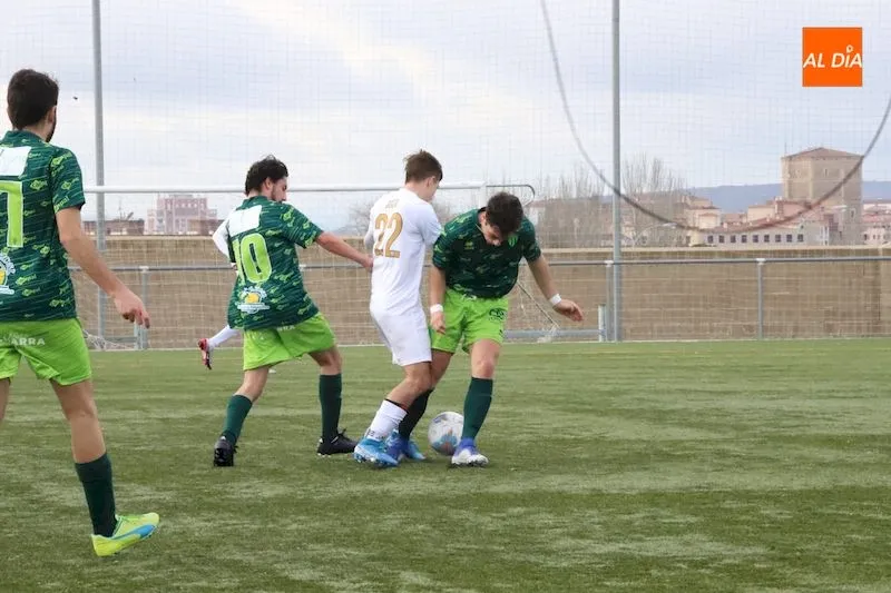 Foto 10 - El Real Salamanca Monterrey mantiene el liderato tras derrotar al Alba de Tormes CF (3-1)