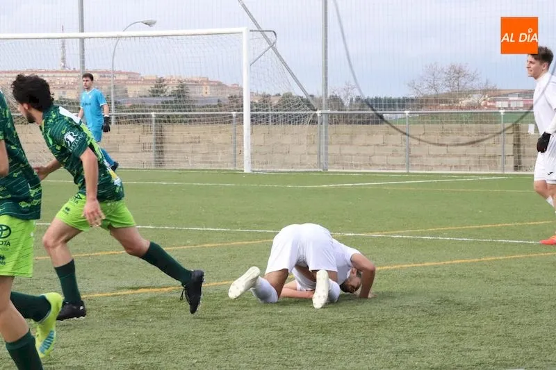 Foto 9 - El Real Salamanca Monterrey mantiene el liderato tras derrotar al Alba de Tormes CF (3-1)