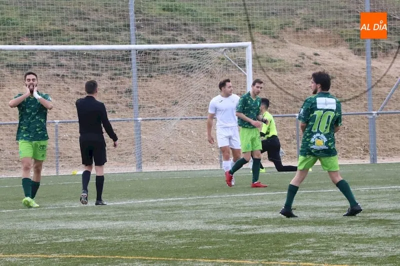 Foto 7 - El Real Salamanca Monterrey mantiene el liderato tras derrotar al Alba de Tormes CF (3-1)