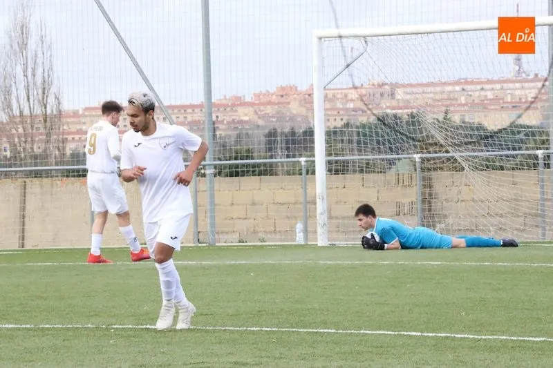 Foto 6 - El Real Salamanca Monterrey mantiene el liderato tras derrotar al Alba de Tormes CF (3-1)