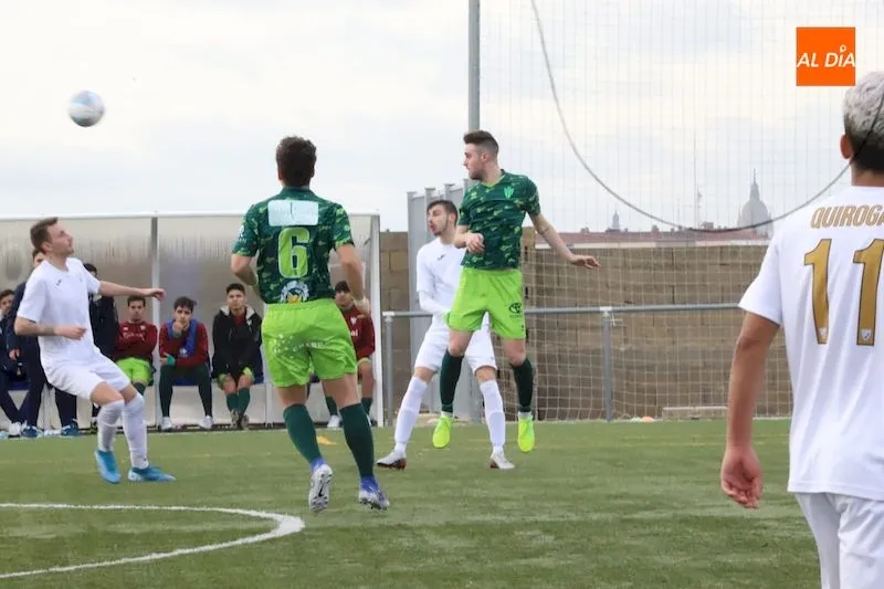 Foto 5 - El Real Salamanca Monterrey mantiene el liderato tras derrotar al Alba de Tormes CF (3-1)