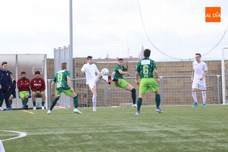 Foto 4 - El Real Salamanca Monterrey mantiene el liderato tras derrotar al Alba de Tormes CF (3-1)