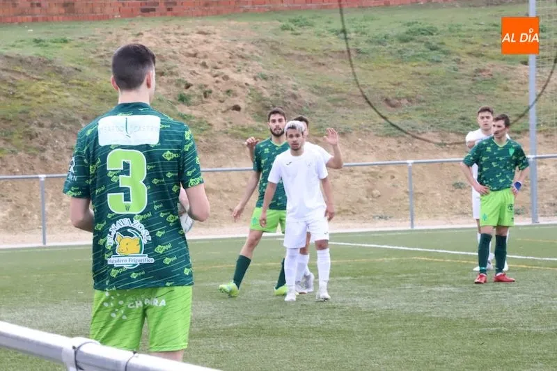 Foto 3 - El Real Salamanca Monterrey mantiene el liderato tras derrotar al Alba de Tormes CF (3-1)