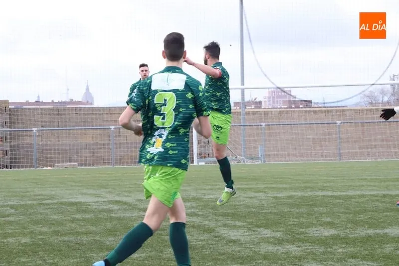 Foto 2 - El Real Salamanca Monterrey mantiene el liderato tras derrotar al Alba de Tormes CF (3-1)