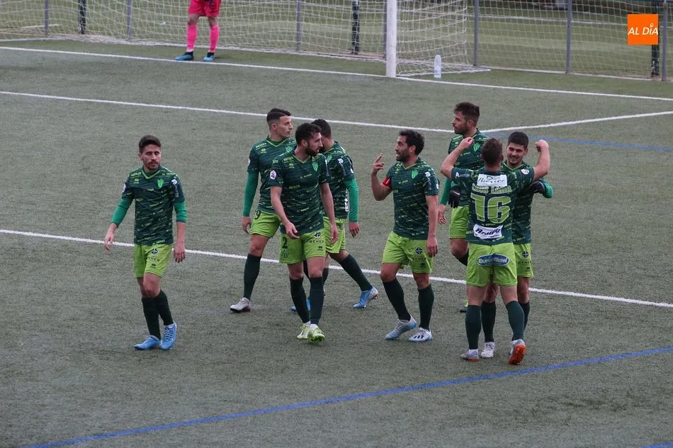 Los jugadores del Guijuelo celebran el tanto de Andi. Fotos: Kiko Robles