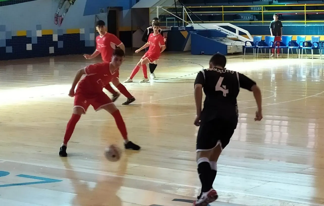Foto 4 - Al III Juvenil le mira un tuerto en su visita al River Zamora  