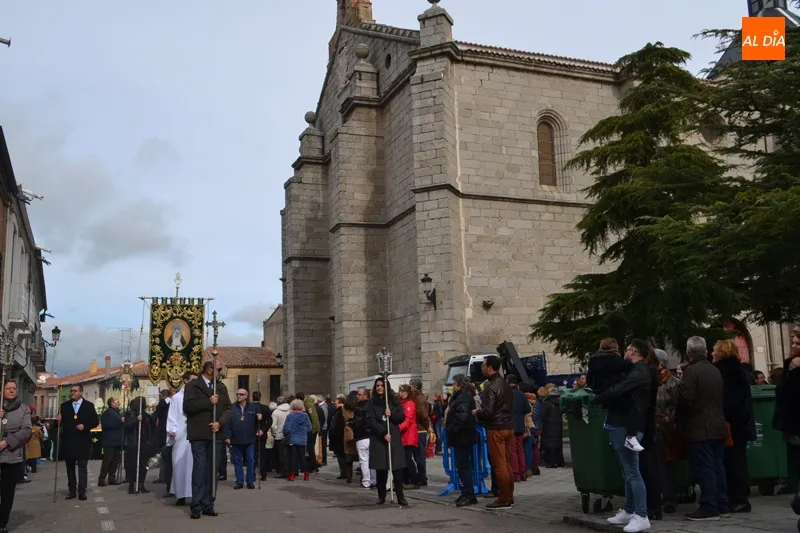 Foto 10 - Devoci&oacute;n y aplausos arropan a la Esperanza durante la procesi&oacute;n conmemorativa del 75 aniversario...