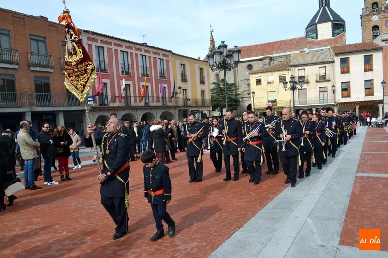 Foto 9 - Devoci&oacute;n y aplausos arropan a la Esperanza durante la procesi&oacute;n conmemorativa del 75 aniversario...