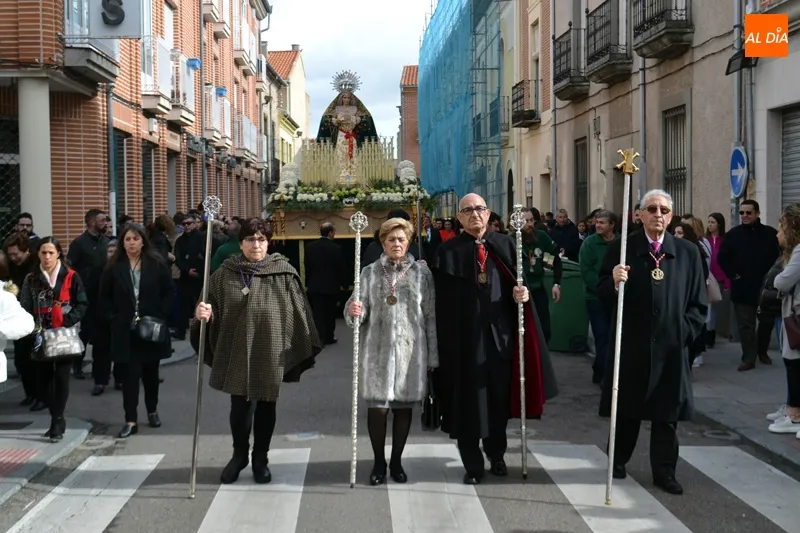 Foto 7 - Devoci&oacute;n y aplausos arropan a la Esperanza durante la procesi&oacute;n conmemorativa del 75 aniversario...