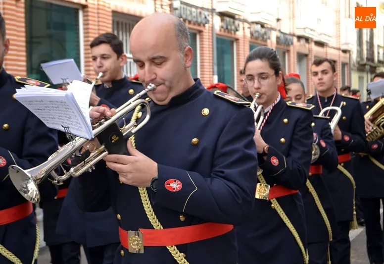 Foto 6 - Devoci&oacute;n y aplausos arropan a la Esperanza durante la procesi&oacute;n conmemorativa del 75 aniversario...