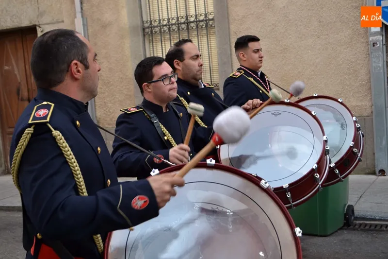 Foto 5 - Devoci&oacute;n y aplausos arropan a la Esperanza durante la procesi&oacute;n conmemorativa del 75 aniversario...