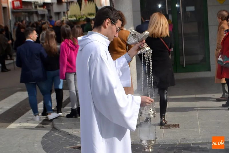 Foto 4 - Devoci&oacute;n y aplausos arropan a la Esperanza durante la procesi&oacute;n conmemorativa del 75 aniversario...
