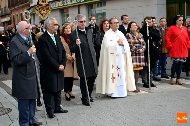Foto 2 - Devoci&oacute;n y aplausos arropan a la Esperanza durante la procesi&oacute;n conmemorativa del 75 aniversario...