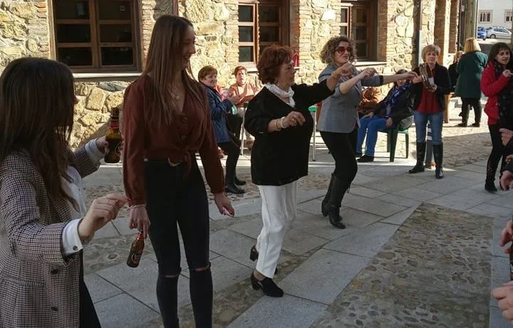 Foto 2 - Casi un centenar de mujeres festeja las &Aacute;guedas en Fuenteguinaldo  