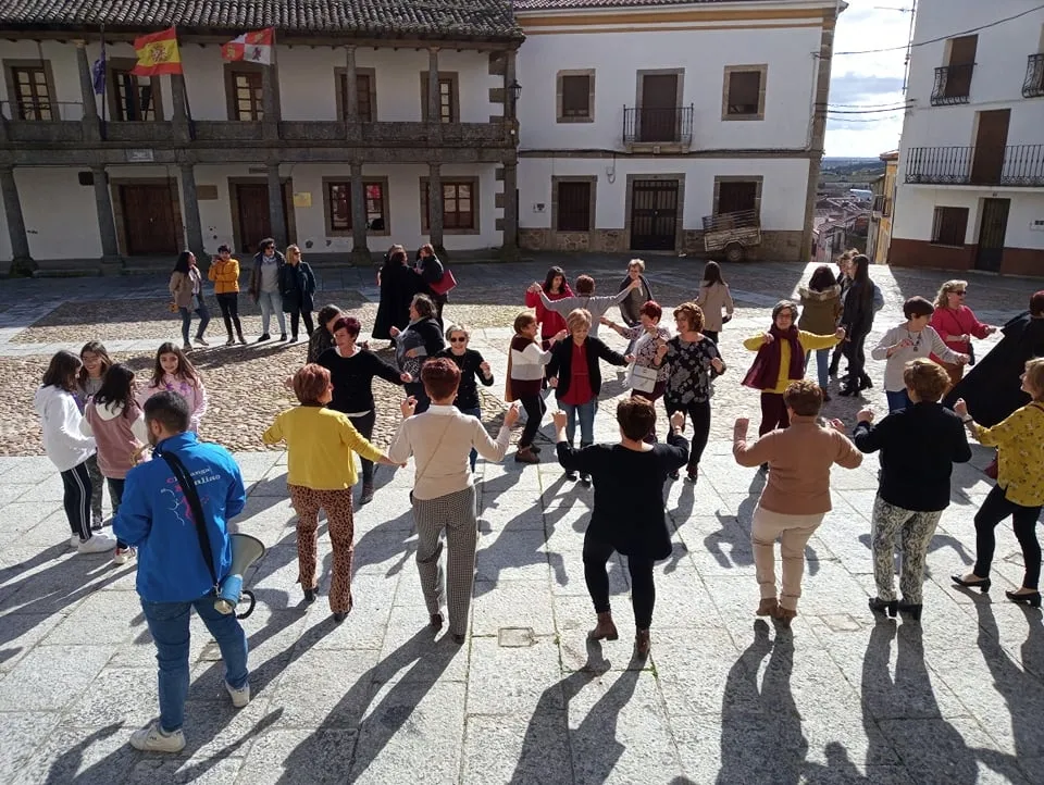 Casi un centenar de mujeres festeja las Águedas en Fuenteguinaldo  