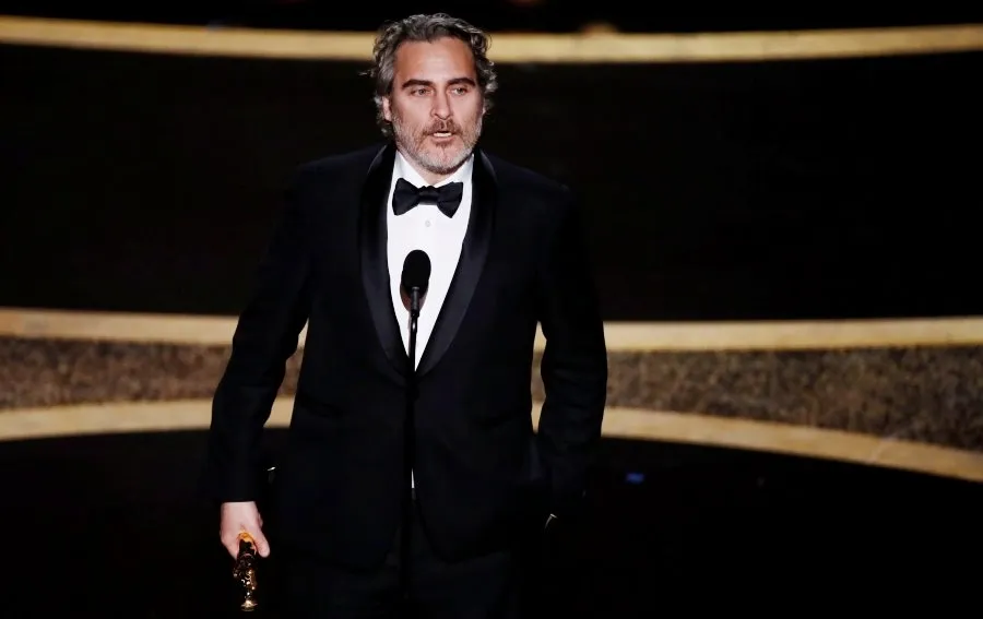 Cuando nos ayudamos mutuamente a crecer, cuando nos educamos, cuando nos guiamos hacia la redención. Eso es lo mejor de la humanidad, decía en su discurso Joaquin Phoenix