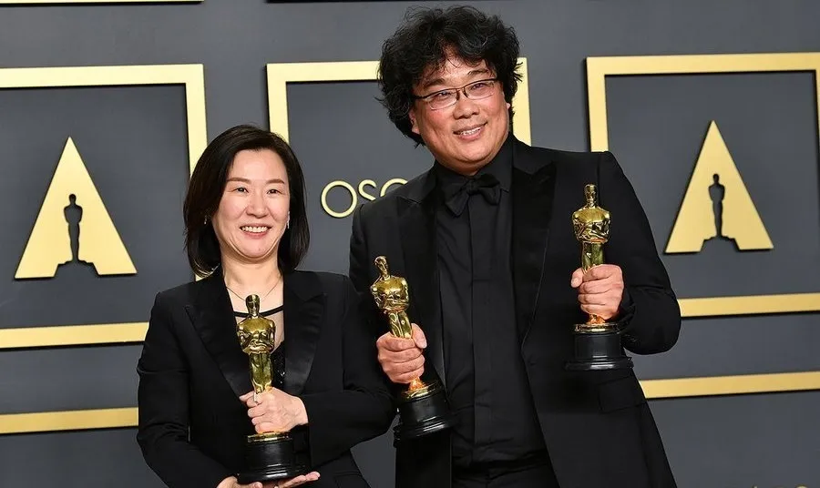 Parásitos fue la película más galardonada de la noche y en la primera película coreana en ganar un Oscar en la categoría más importante