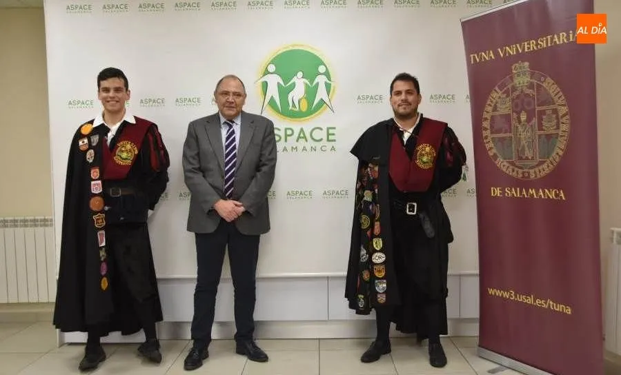 Los tunos Darío Balderrama y Marcos Becerra, junto al presidente de Aspace, Jesús Alberto Martín Herrero. Foto de Paula Zorita